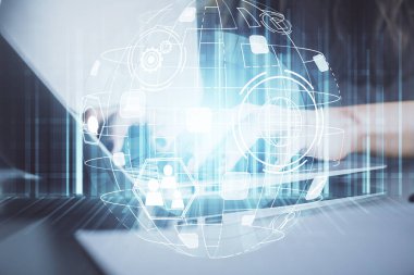 Kadın elinin bilgisayar ve sosyal ağ temalı hologram çizimlerinde çifte pozlama. Halk medyası kavramı.