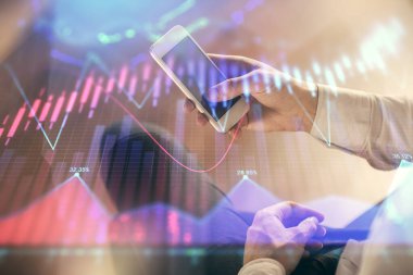 Erkeklerin el ele tutuşup dijital bir cihaz ve ön grafik çizimi kullanırken çift pozlama. Finansal piyasa kavramı.