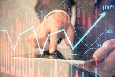 Bir adamın el ele tutuşup, telefon ve finansal çizim kullanırken birden fazla pozlama. Pazar analizi kavramı.