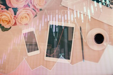 Forx grafik hologramının telefonlu hali. Üst Manzara. Mobil ticaret platformu kavramı.