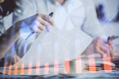 Ön x grafiğinin arka plan notları alan insanların üzerini çizerken çift pozlama. Mali analiz kavramı