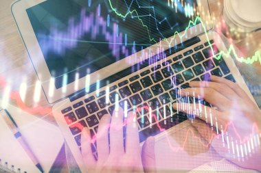 Erkeklerin ellerinin bilgisayar klavyesini ve ön grafik hologram çizimlerini yazarken çifte pozlama. Üst Manzara. Finans piyasası kavramı.