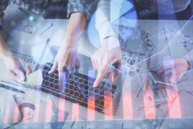 Kadın ve erkeğin birlikte çalışırken çifte pozlama ve hologram çizimi ön plana çıkarma. Finansal analiz konsepti. Bilgisayar arkaplanı. Üst Görünüm.