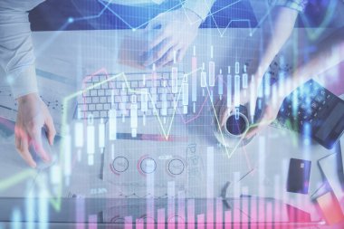 Birlikte çalışan kadın ve erkeğin çifte pozu ve finansal grafik hologramı çizimi. Pazar analizi konsepti. Bilgisayar arkaplanı. Üst Görünüm.