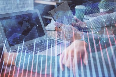 Kadın ve erkeğin birlikte çalıştığı çifte pozlama ve ön plan hologramı. İş konsepti. Bilgisayar arkaplanı.