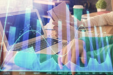 Kadın ve erkeğin birlikte çalıştığı çifte pozlama ve ön plan hologramı. İş konsepti. Bilgisayar arkaplanı.