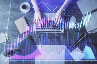 Bilgisayar ve önx çizim hologramı üzerinde çalışan kadın elinin çoklu pozu. Üst Manzara. Mali analiz kavramı.