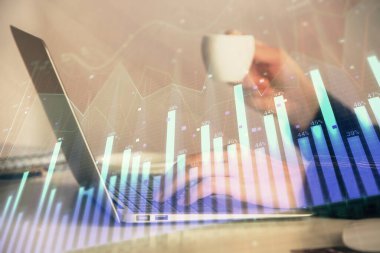 İş kadınlarının bilgisayar ve ön grafik hologram çizimlerini yazarken çift pozlama. Mali analiz kavramı.