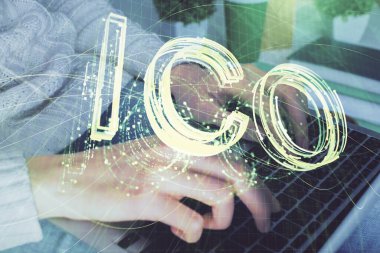 Bilgisayarda ve kripto piyasa temalı hologram çizimlerinde kadın elinin çifte pozu. Engelleme zinciri kavramı.