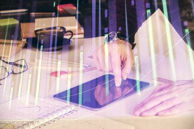 Erkeklerin el ele tutuşup dijital bir cihaz ve ön grafik çizimi kullanırken çift pozlama. Finansal piyasa kavramı.