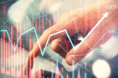 Bir adamın el ele tutuşup, telefon ve finansal çizim kullanırken birden fazla pozlama. Pazar analizi kavramı.