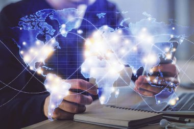 Erkeklerin el ele tutuşup telefon kullanırken ve uluslararası iş teması çizerken çift pozlama.