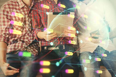 Harita çizimine çift pozlama ve kadın ve erkek birlikte çalışıp mobil bir cihaz kullanıyorlar. Gezegen teknolojisi.