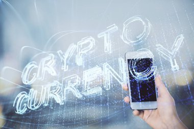 Hologram ve cep telefonu kullanan bir kadın tarafından iki kez görüntülenir..