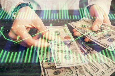 Teknolojinin iki katına çıkması hologram, dolar banknotları ve insan eli. Veri kavramı