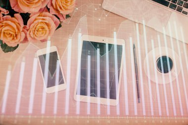 Forx grafik hologramının telefonlu hali. Üst Manzara. Mobil ticaret platformu kavramı.