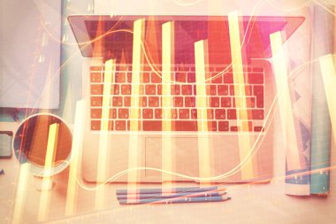 Bilgisayarla masaüstü arkaplanı üzerinde ön x grafik çizimi çift pozlama. Finansal analiz kavramı. Üst görünüm.