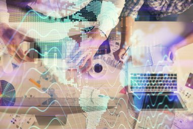 Birlikte çalışan kadın ve erkeğin çifte pozu ve finansal grafik hologramı çizimi. Pazar analizi konsepti. Bilgisayar arkaplanı. Üst Görünüm.