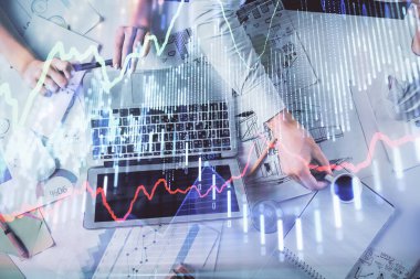 Kadın ve erkeğin birlikte çalışması ve finansal grafik hologramı. İş konsepti. Bilgisayar arkaplanı.