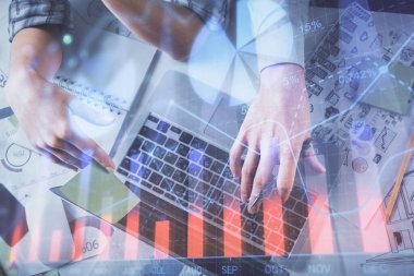 Kadın ve erkeğin birlikte çalışırken çifte pozlama ve hologram çizimi ön plana çıkarma. Finansal analiz konsepti. Bilgisayar arkaplanı. Üst Görünüm.