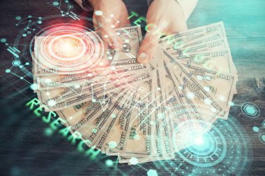 Teknolojiye çoklu maruz kalma hologram, dolar banknotları ve insan eli. Veri kavramı