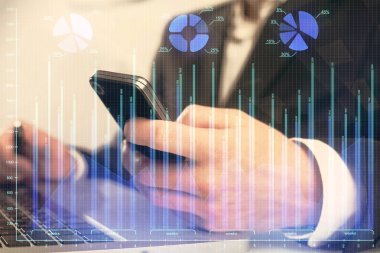 Erkeklerin el ele tutuşup dijital telefon ve forx grafik çizimleri kullanırken birden fazla pozlama. Finansal piyasa kavramı.