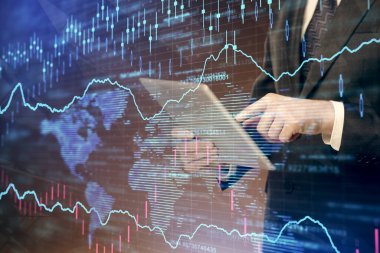 Erkeklerin el ele tutuşup dijital bir cihaz ve ön grafik çizimi kullanırken çift pozlama. Finansal piyasa kavramı.