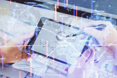 Erkeklerin el ele tutuşup telefon kullanırken ve uluslararası iş teması çizerken çift pozlama.