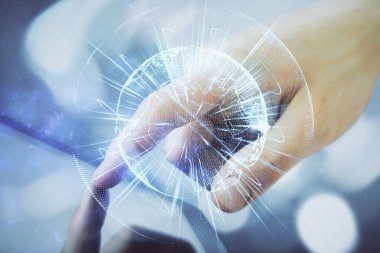 Erkeklerin el ele tutuşup telefon kullanırken ve uluslararası iş teması çizerken çift pozlama.