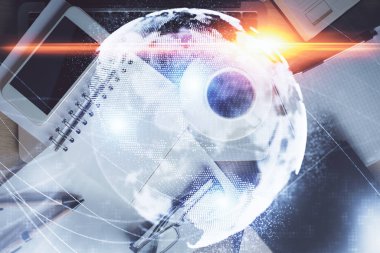 Masaüstü üzerinde telefon ile iş temalı hologramın çifte pozlandırılması. Üst Manzara. Mobil uluslararası ticaret bağlantısı kavramı.