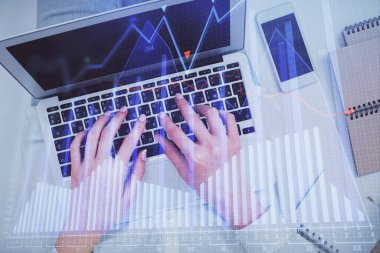 Bilgisayar ve ön x çizim hologramı üzerinde çalışan kadın elleri çift pozlama. Üst Manzara. Mali analiz kavramı.