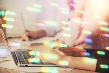 Bilgisayar ve veri temalı hologram çizimlerinde çalışan kadın elleri çift pozlama. Teknoloji kavramı.