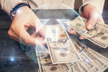 Teknolojinin iki katına çıkması hologram, dolar banknotları ve insan eli. Veri kavramı