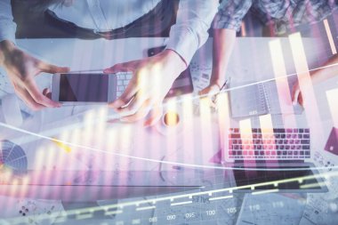 Birlikte çalışan kadın ve erkeğin çifte pozu ve finansal grafik hologramı çizimi. Pazar analizi konsepti. Bilgisayar arkaplanı. Üst Görünüm.