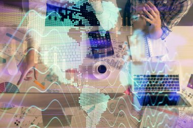 Birlikte çalışan kadın ve erkeğin çifte pozu ve finansal grafik hologramı çizimi. Pazar analizi konsepti. Bilgisayar arkaplanı. Üst Görünüm.