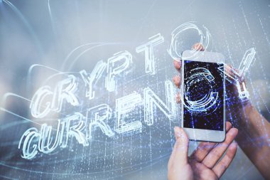 Hologram ve cep telefonu kullanan bir kadın tarafından iki kez görüntülenir..