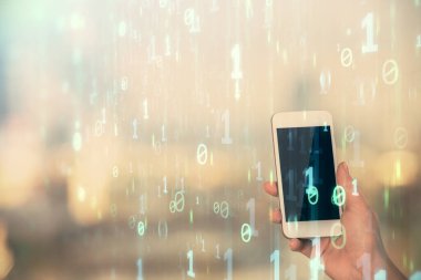 Teknolojiye çifte maruz kalma, hologram ve cep telefonu kullanan bir kadın..