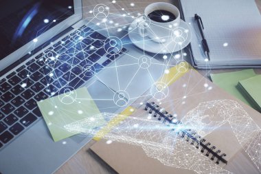 Masa arkasında kahve ve eşyalar olan sosyal ağ çizimine ve masaüstüne çift pozlama. Uluslararası bağlantı kavramı.