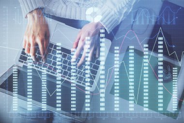 Bilgisayar ve ön x çizim hologramı üzerinde çalışan kadın elleri çift pozlama. Üst Manzara. Mali analiz kavramı.