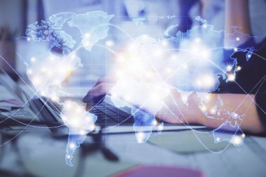 Kadın elinin bilgisayar ve iş temalı hologram çizimlerinde çok fazla pozlanması. Başarı konsepti.