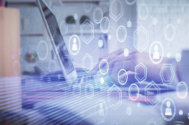 Kadın elinin bilgisayar ve sosyal ağ temalı hologram çizimlerinde çifte pozlama. Halk medyası kavramı.