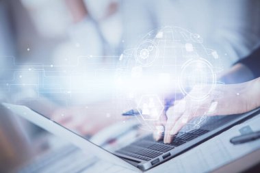 Kadın elinin bilgisayar ve sosyal ağ temalı hologram çizimlerinde çifte pozlama. Halk medyası kavramı.