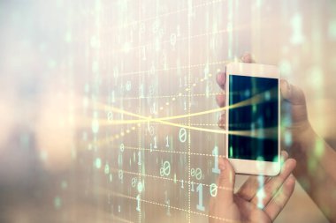 Teknolojiye çifte maruz kalma, hologram ve cep telefonu kullanan bir kadın..