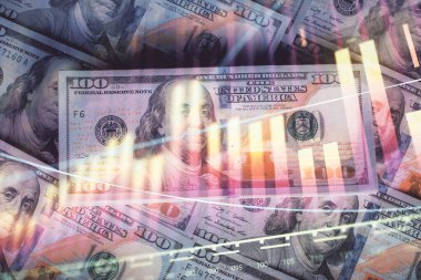 Forx grafiğinin çok sayıda görüntüsü bize dolar banknotları arka planında görünüyor. Finansal başarı piyasası kavramı.