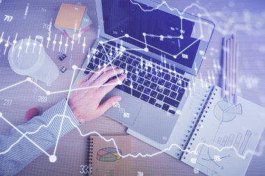 İnsan elinin bilgisayar klavyesinde ve forx grafik hologramının üzerinde yazarken çifte pozlama. Üst Manzara. Finans piyasası kavramı.