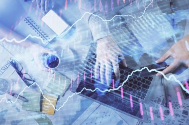 Kadın ve erkeğin birlikte çalışırken çifte pozlama ve hologram çizimi ön plana çıkarma. Finansal analiz konsepti. Bilgisayar arkaplanı. Üst Görünüm.