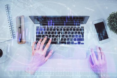Bilgisayar ve ön x çizim hologramı üzerinde çalışan kadın elleri çift pozlama. Üst Manzara. Mali analiz kavramı.