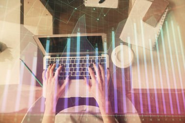 Bilgisayar ve ön x çizim hologramı üzerinde çalışan kadın elleri çift pozlama. Üst Manzara. Mali analiz kavramı.