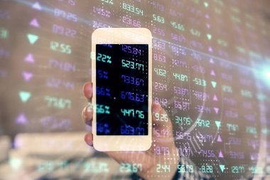 Bir adamın elini tutarken ve dijital bir cihaz ve ön grafik çizimi kullanırken çift pozlama. Finansal piyasa kavramı.