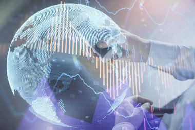 Bir adamın elini tutarken ve dijital bir cihaz ve ön grafik çizimi kullanırken çift pozlama. Finansal piyasa kavramı.